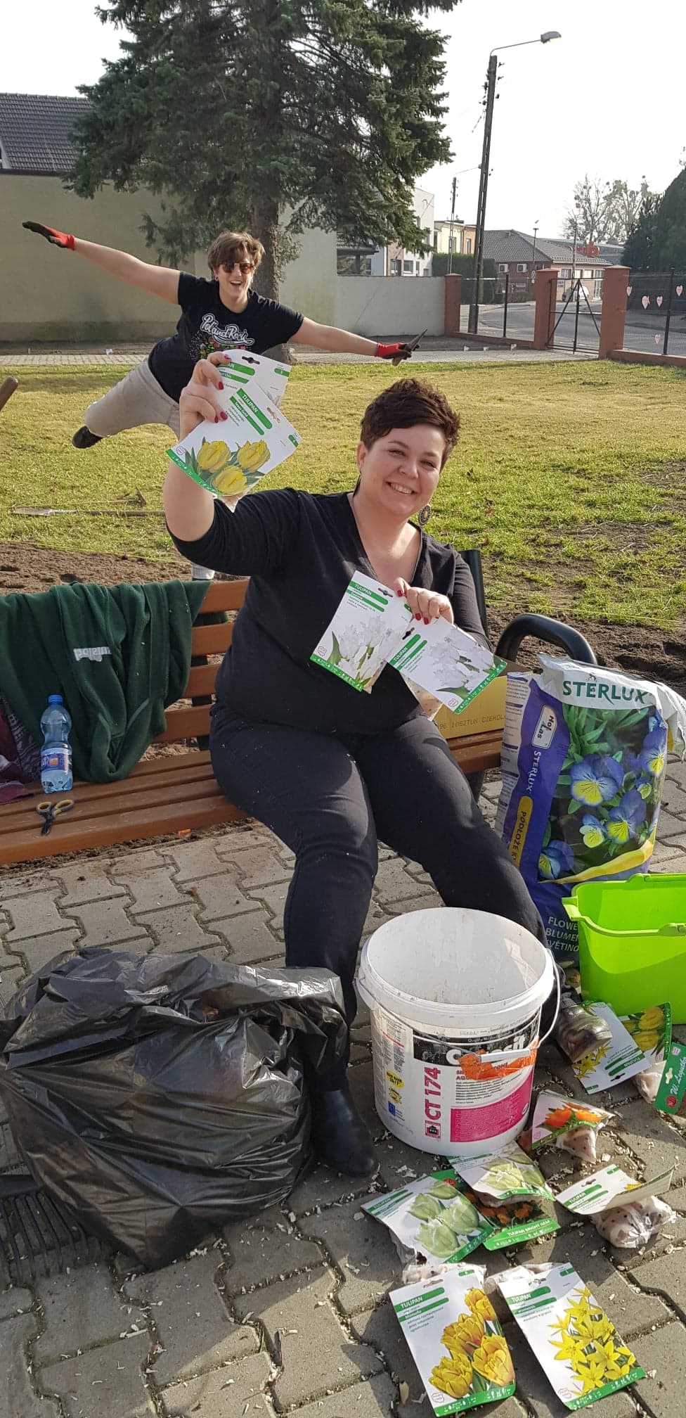 Sadzenie kwiatków przed GOKiem