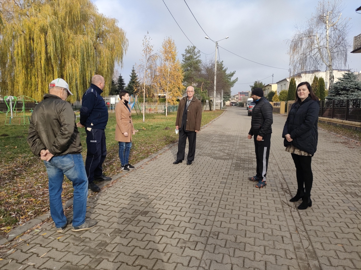 Spotkanie dotyczące zamontowania progu zwalniającego na ulicy Grobla