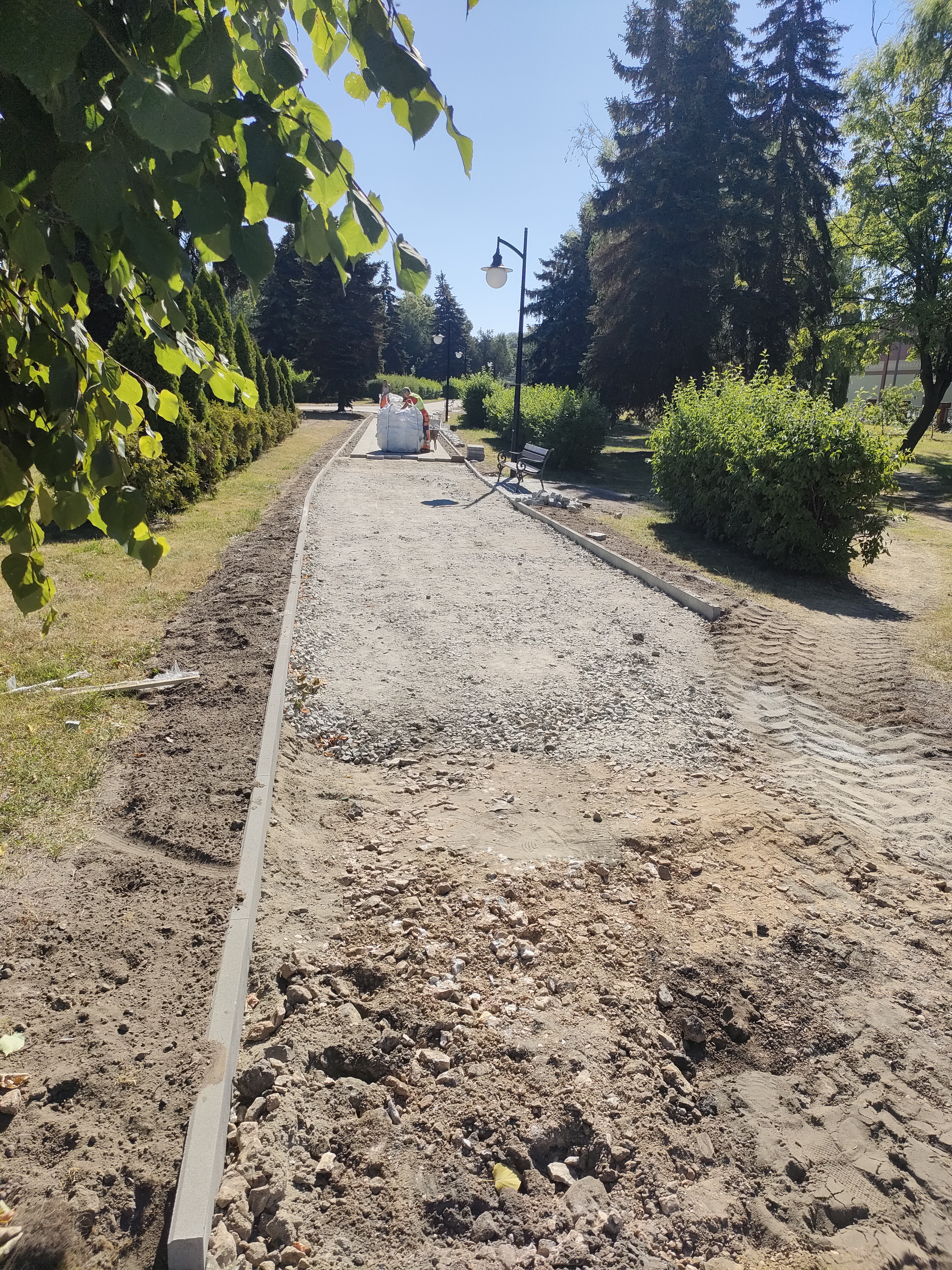 Zdjęcie w trakcie prac układania płyt betonowych 