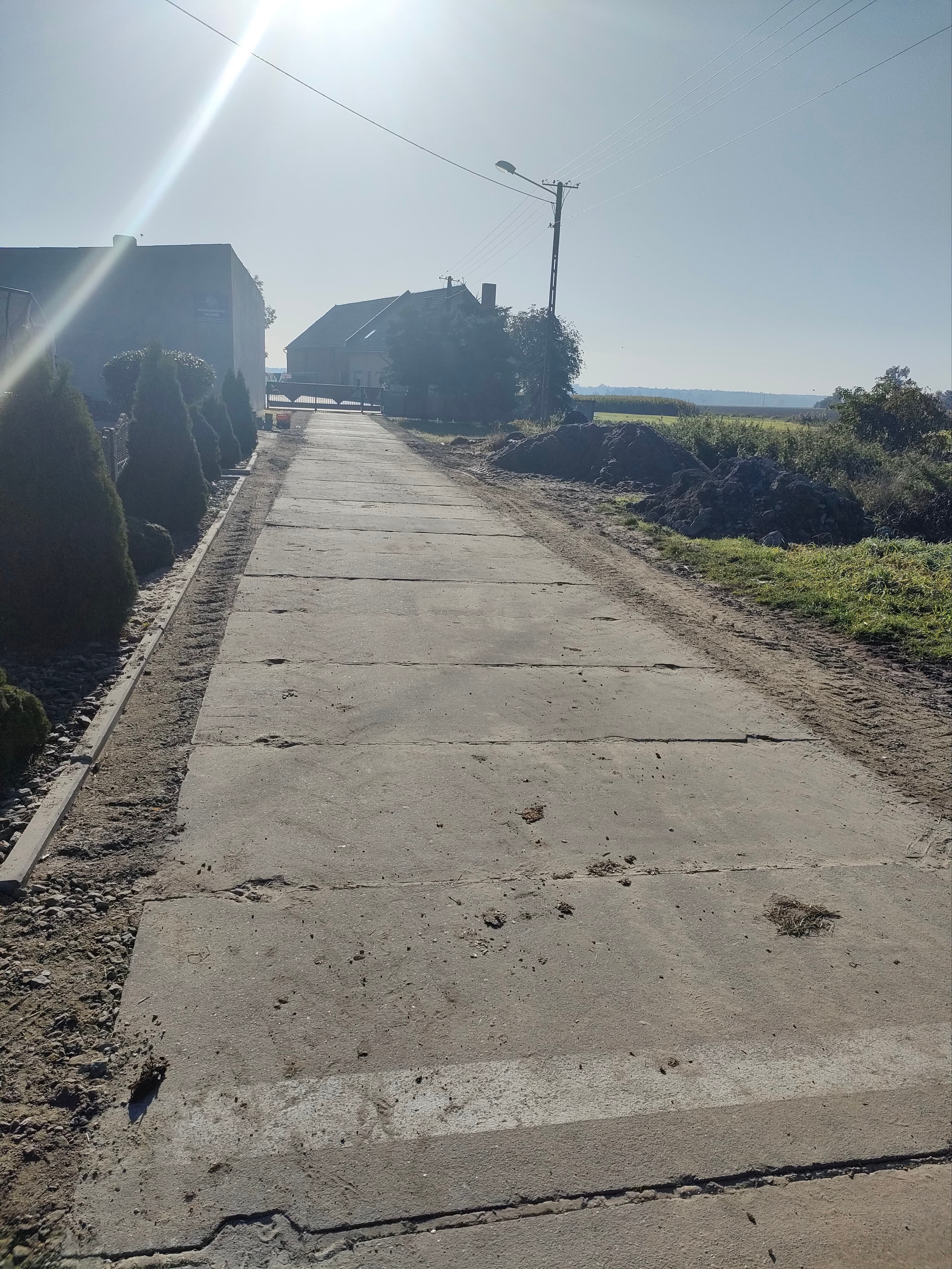 Droga z płyt betonowych w Zalesiu Wielkim 