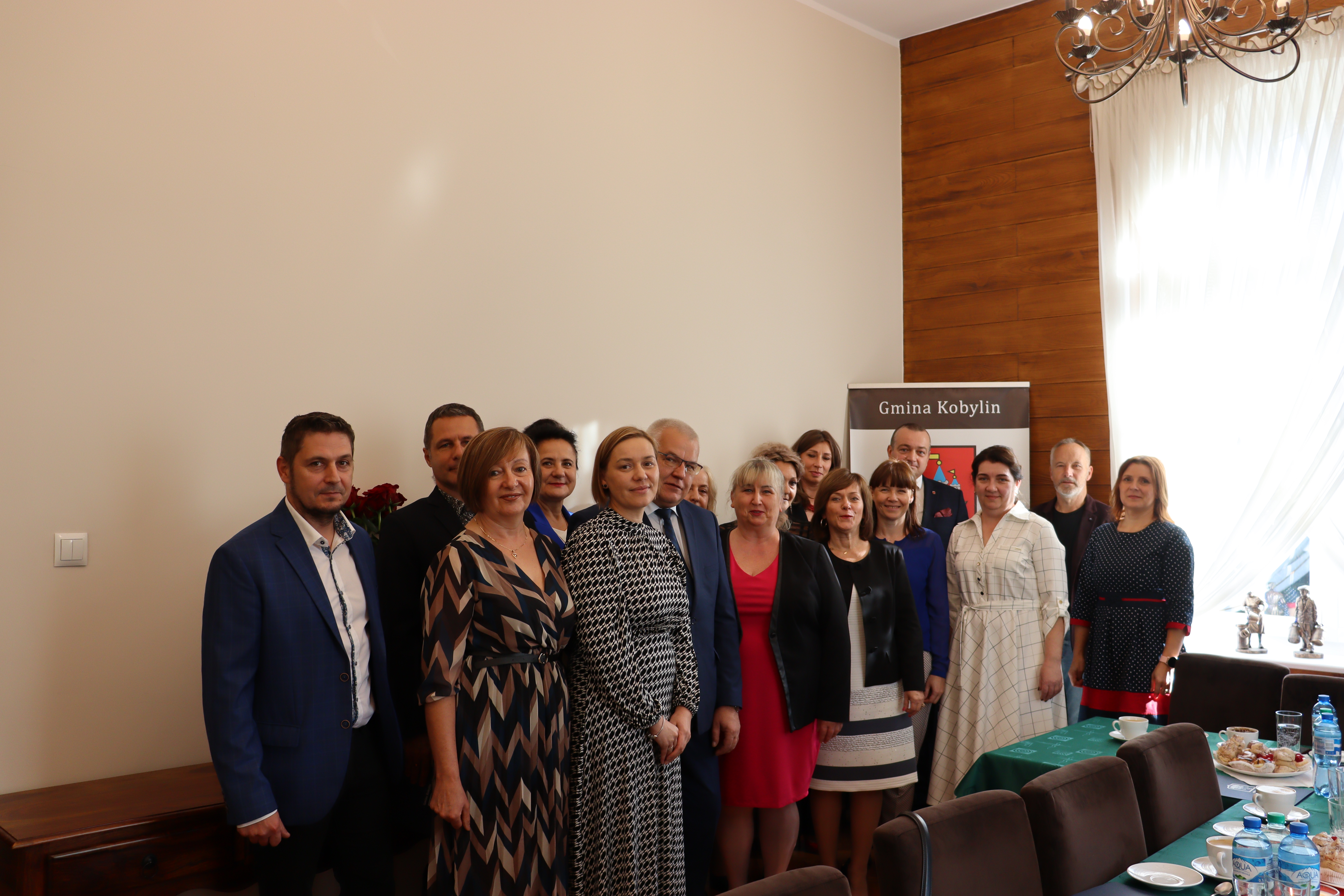 Zdjęcie grupowe pracowników oświaty z Burmistrzem Kobylina