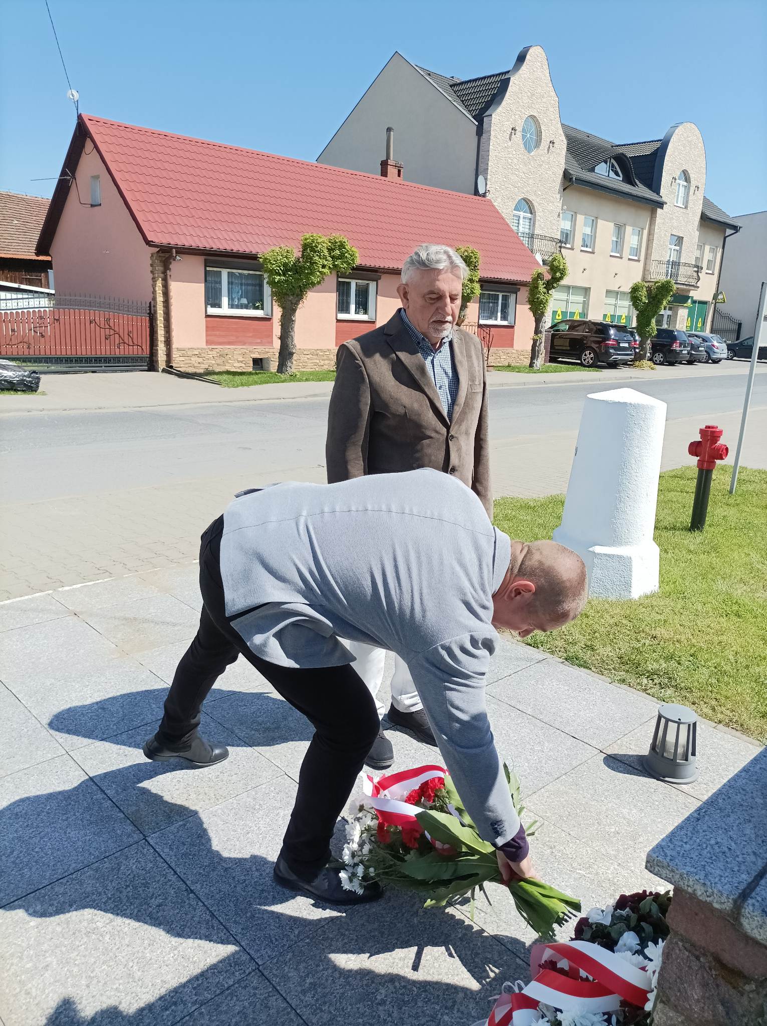 Złożenie kwiatów pod pomnikiem św. Floriana 