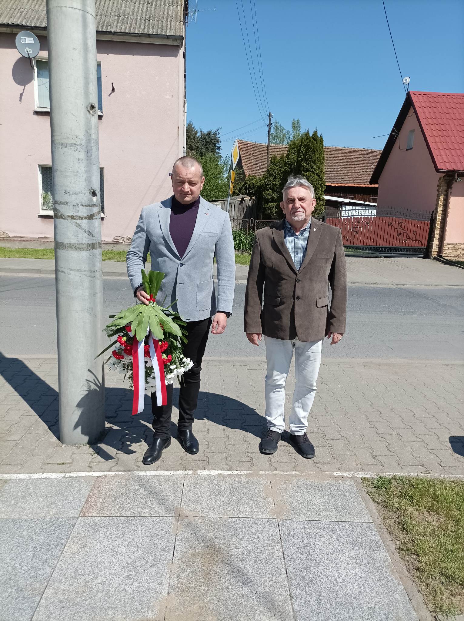 Złożenie kwiatów pod pomnikiem św. Floriana 