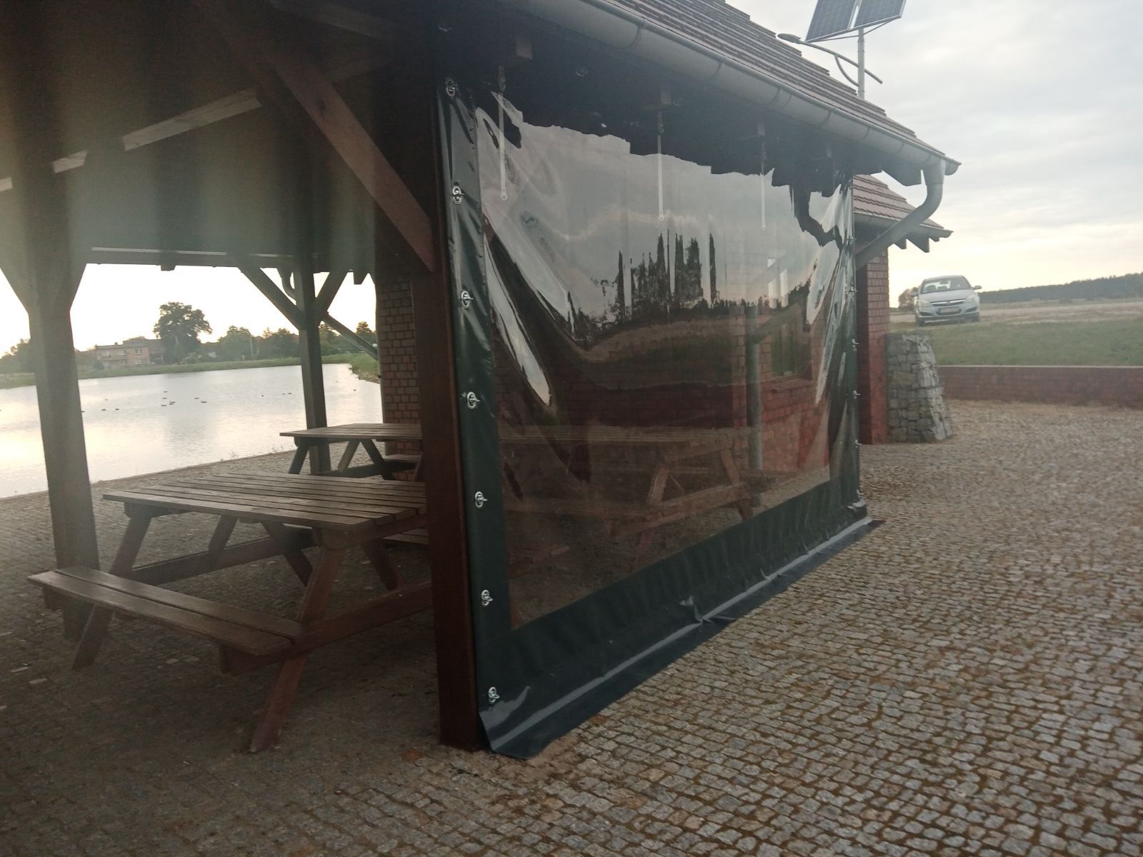 plandeka z oknem w wiacie przy zbiorniku wodnym w Długołęce
