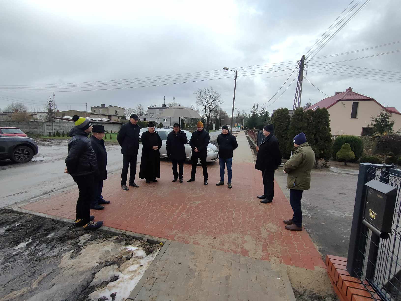 Osoby biorącę udział w odbiorze chodnika przy drodze powiatowej
