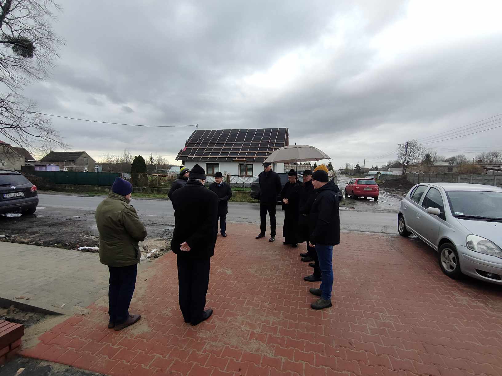 Osoby biorące uydział w odbiorze chodnika