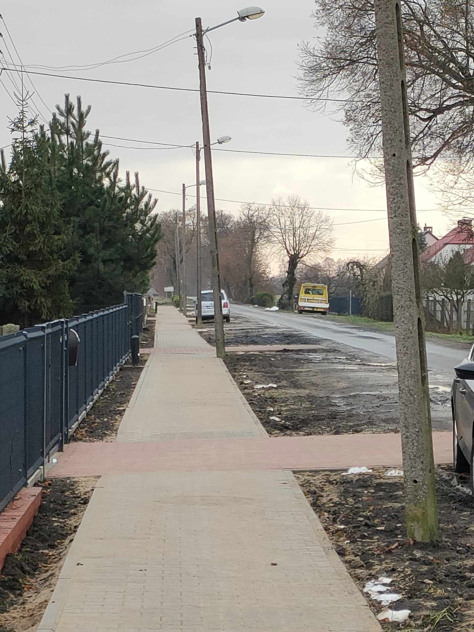Osoby biorące udział w odbiorze chodnika
