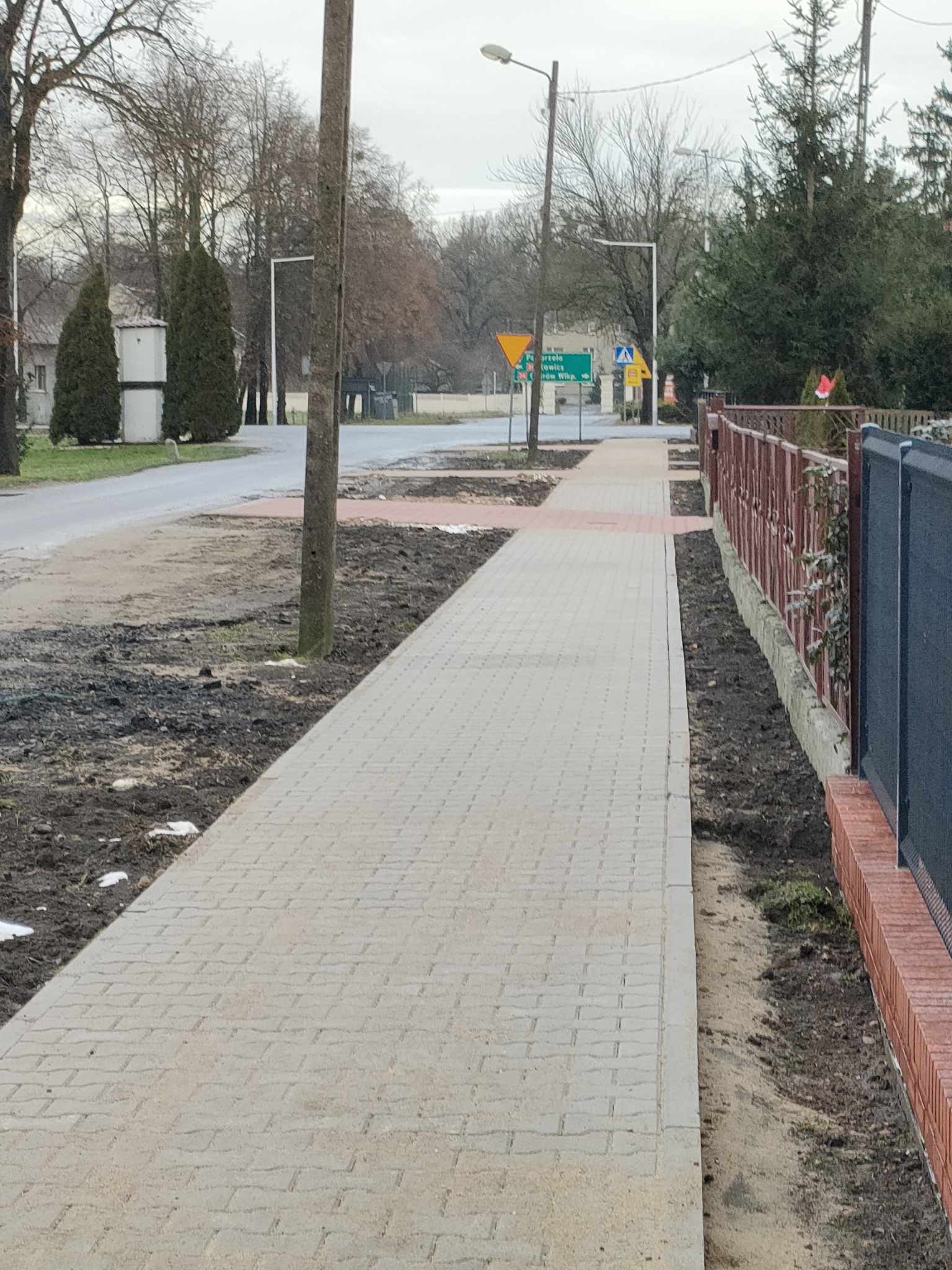 Osoby biorące udział w odbiorze chodnika