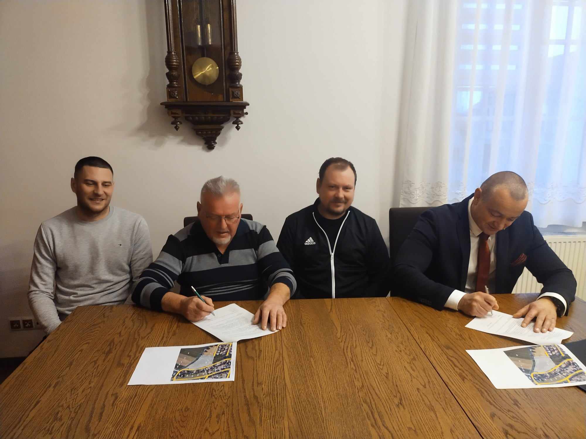 Przedstawienie Stowarzyszenia Grobelki podczas podpisania umowy
