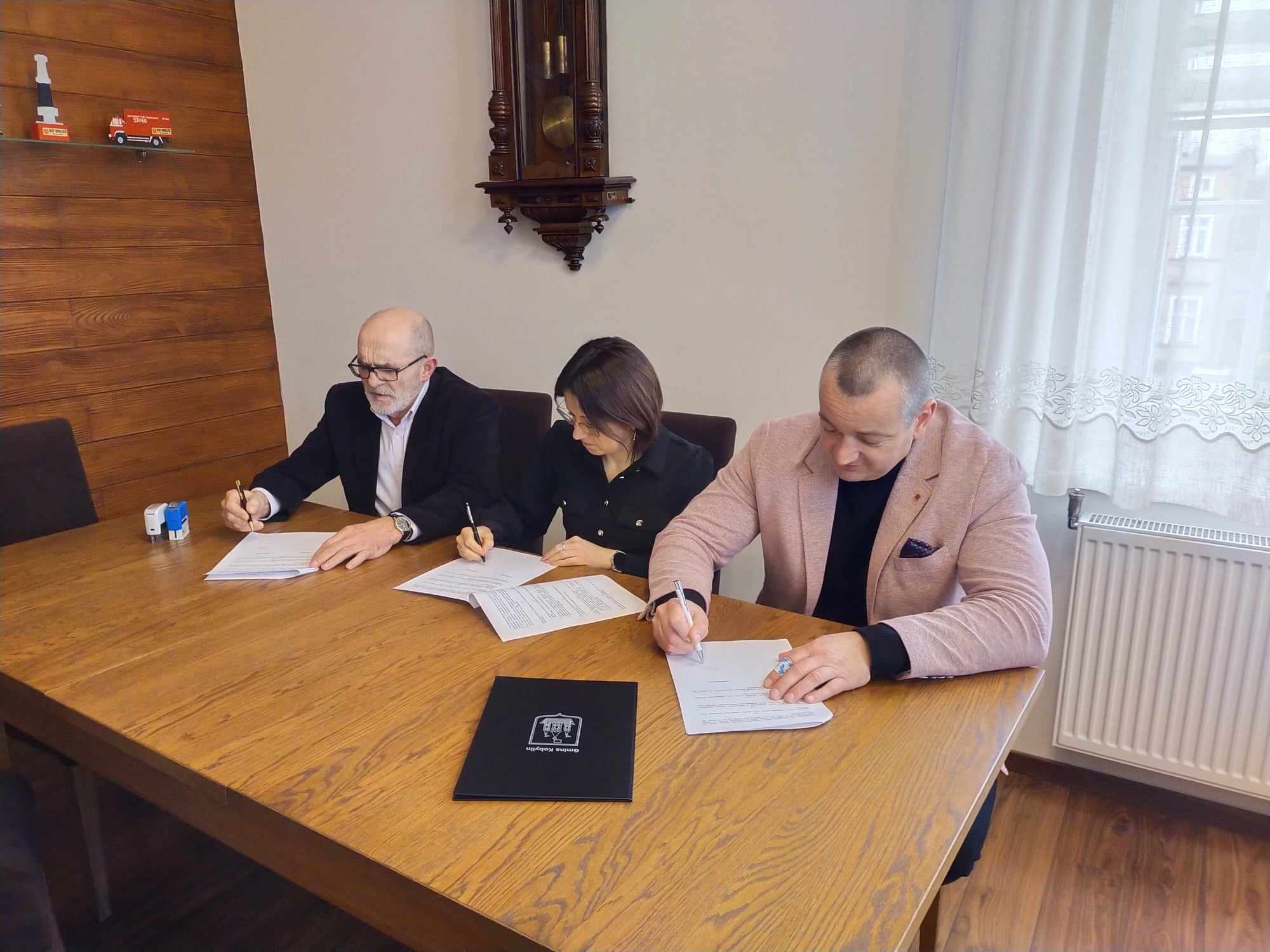 zdjęcia z podpisania umowy