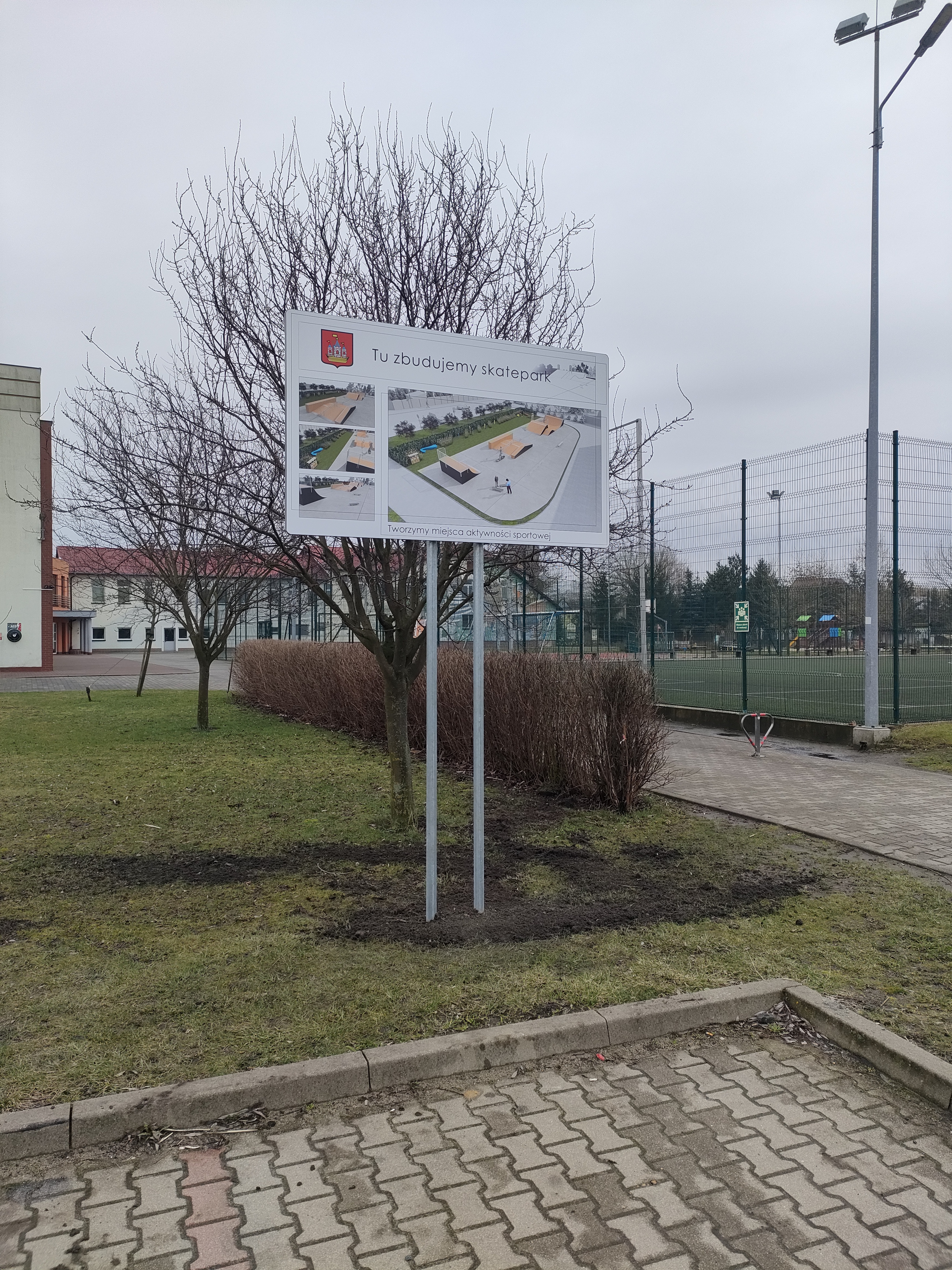 Tablica informacyjna przedstawiająca wizualizację skateparku