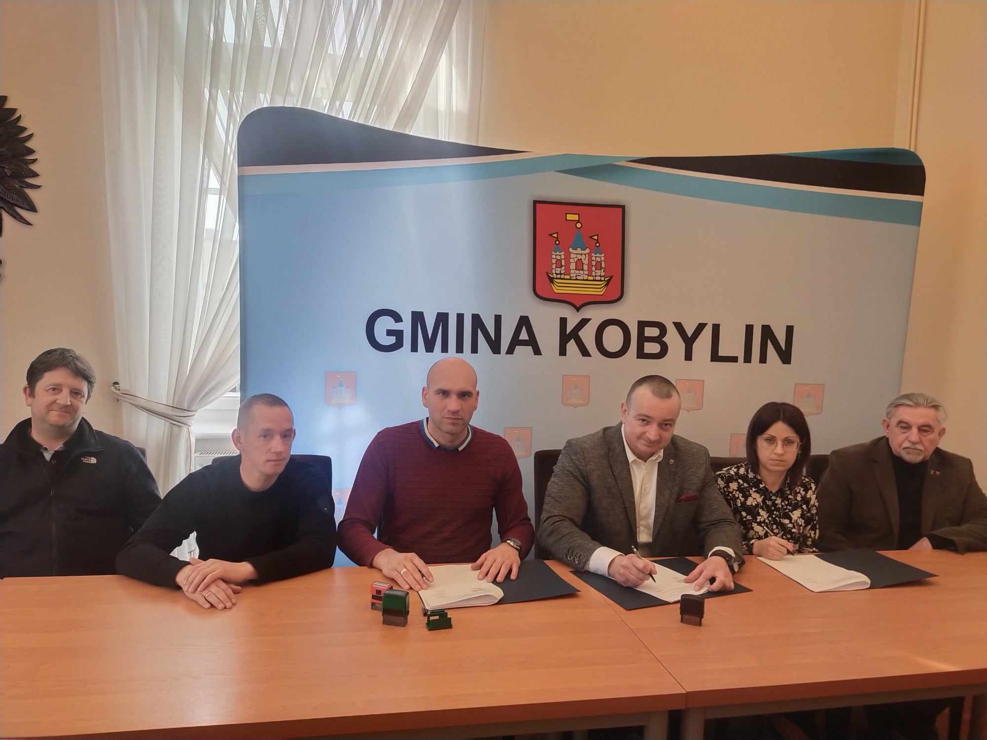Uczestnicy podpisania umowy na Budowę boiska w Szkole Podstawowej w Smolicach
