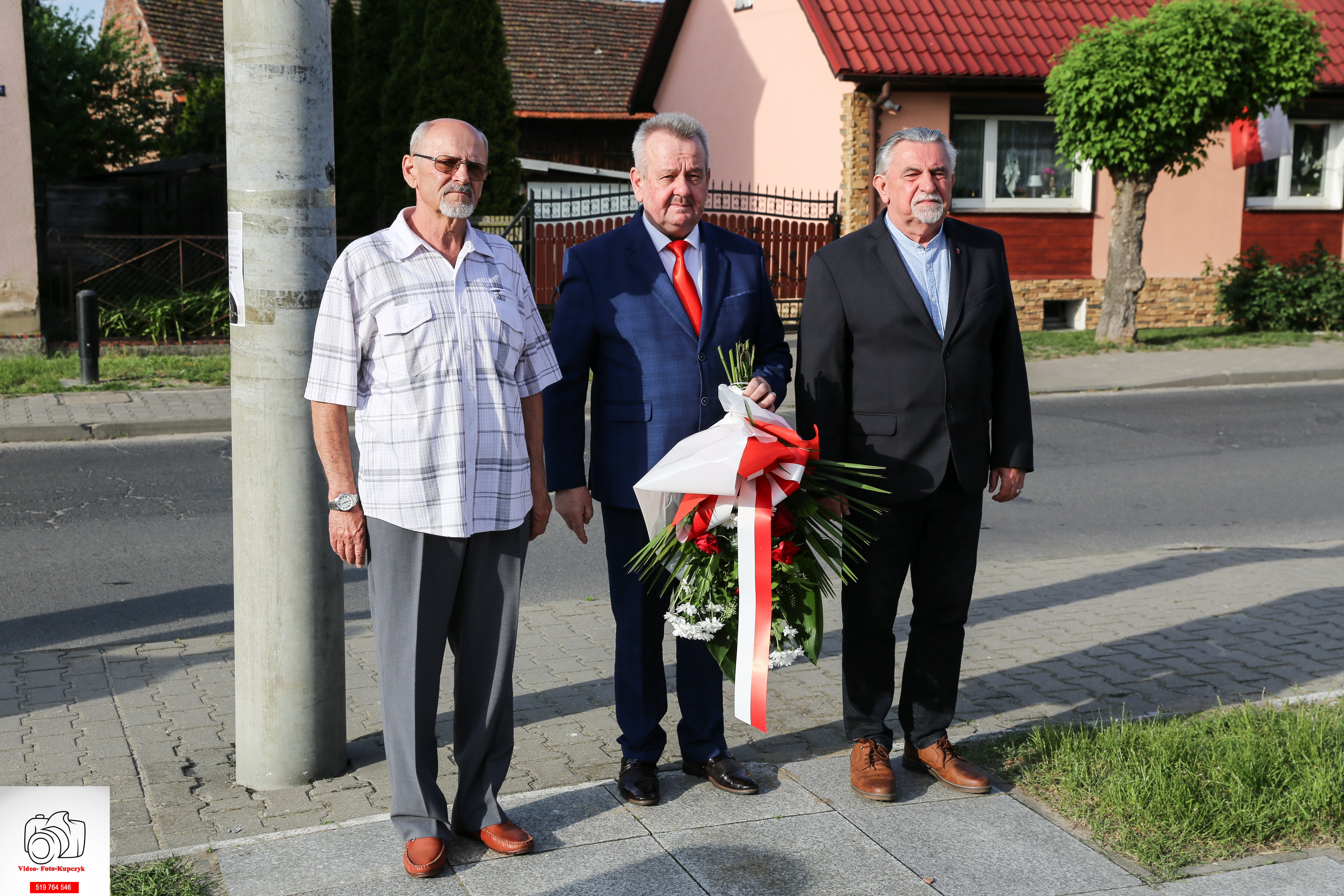 Przedstawiciele Rady Miejskiej w Kobylinie przy pomniku św. Floriana