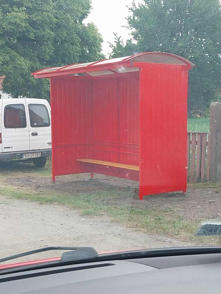 Nowe wiaty przystankowe w Rojewie