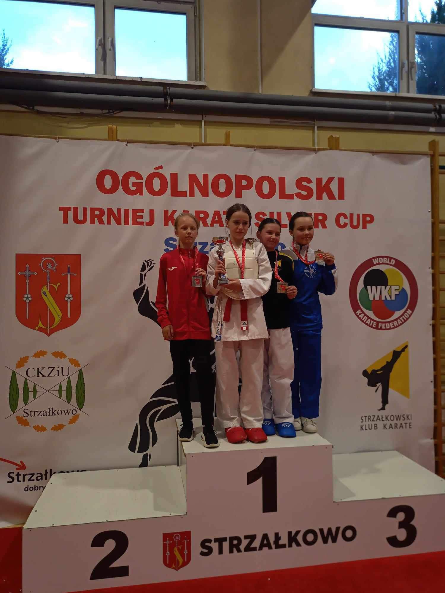 Zdjęcie na podium zawodników UKEMI 