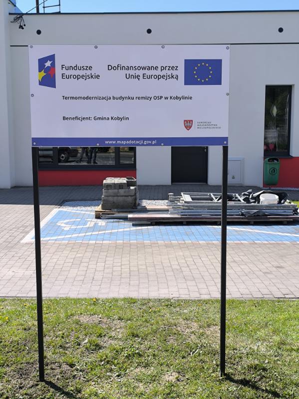 tablica inf ze znakFunduszy Europejskich, znak barw Rzeczypospolitej Polskiej , znak Unii Europejskiej, herb Wojew&oacute;dztwa Wielkopolskiego 