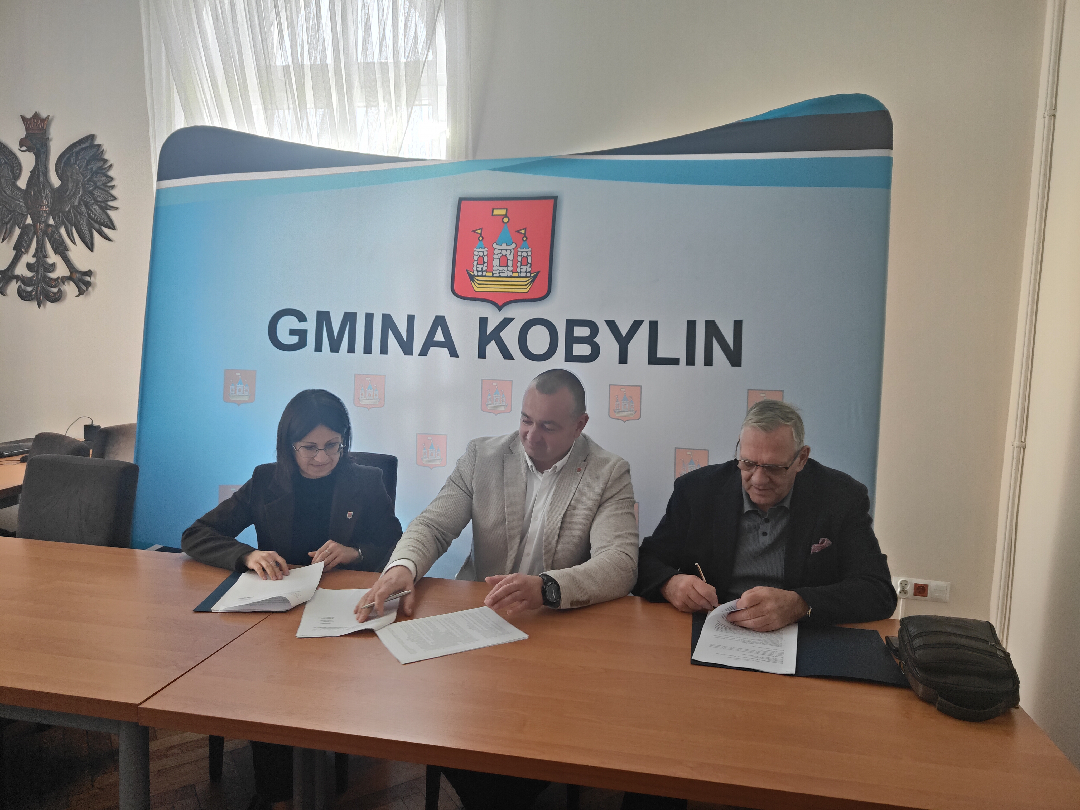 Podpisanie umowy od lewej: Barbara Sławińska - skarbnik gminy, Tomasz Lesiński - burmistrz Kobylina, Wiesław Gembiak - właściciel