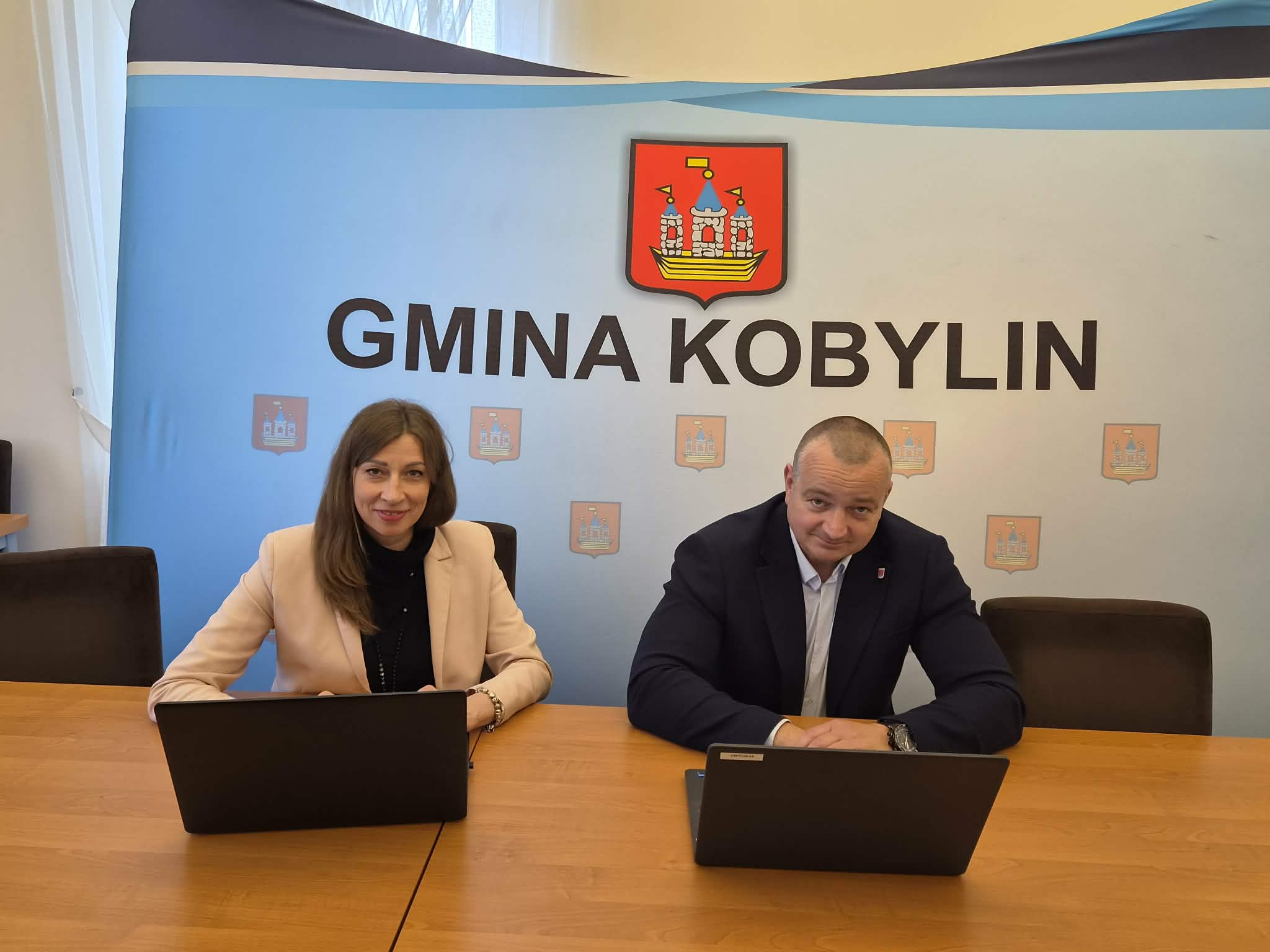 podpisanie umowy - Burmistrz Kobylina i Dyrektor szkoły podstawowej w Kobylinie