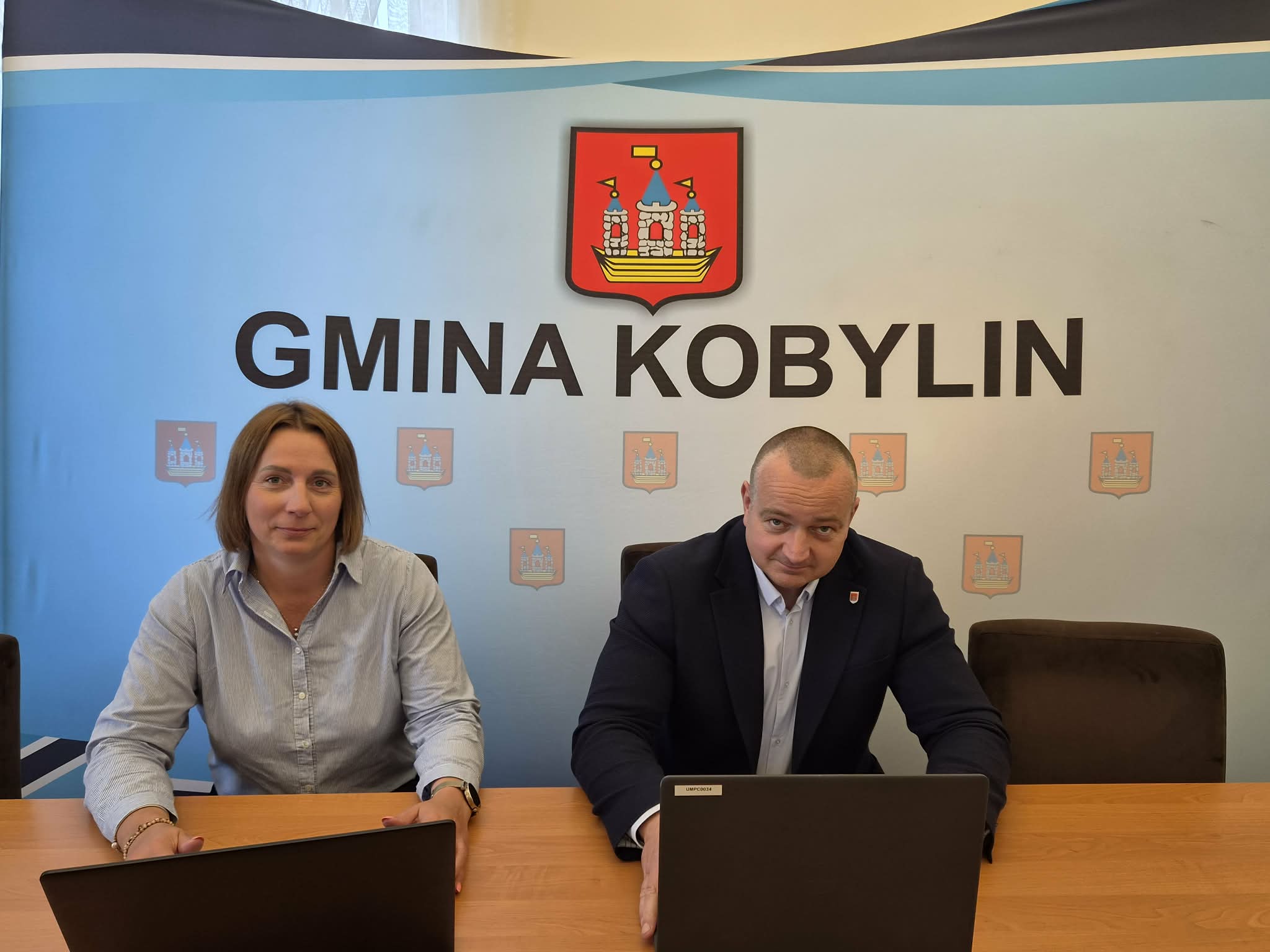 podpisanie umowy - Burmistrz Kobylina i Dyrektor szkoły podstawowej w Kuklinowie